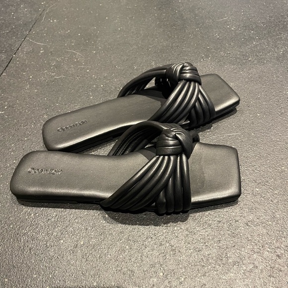 NEVER WORN black flat sandals - Picture 3 of 6